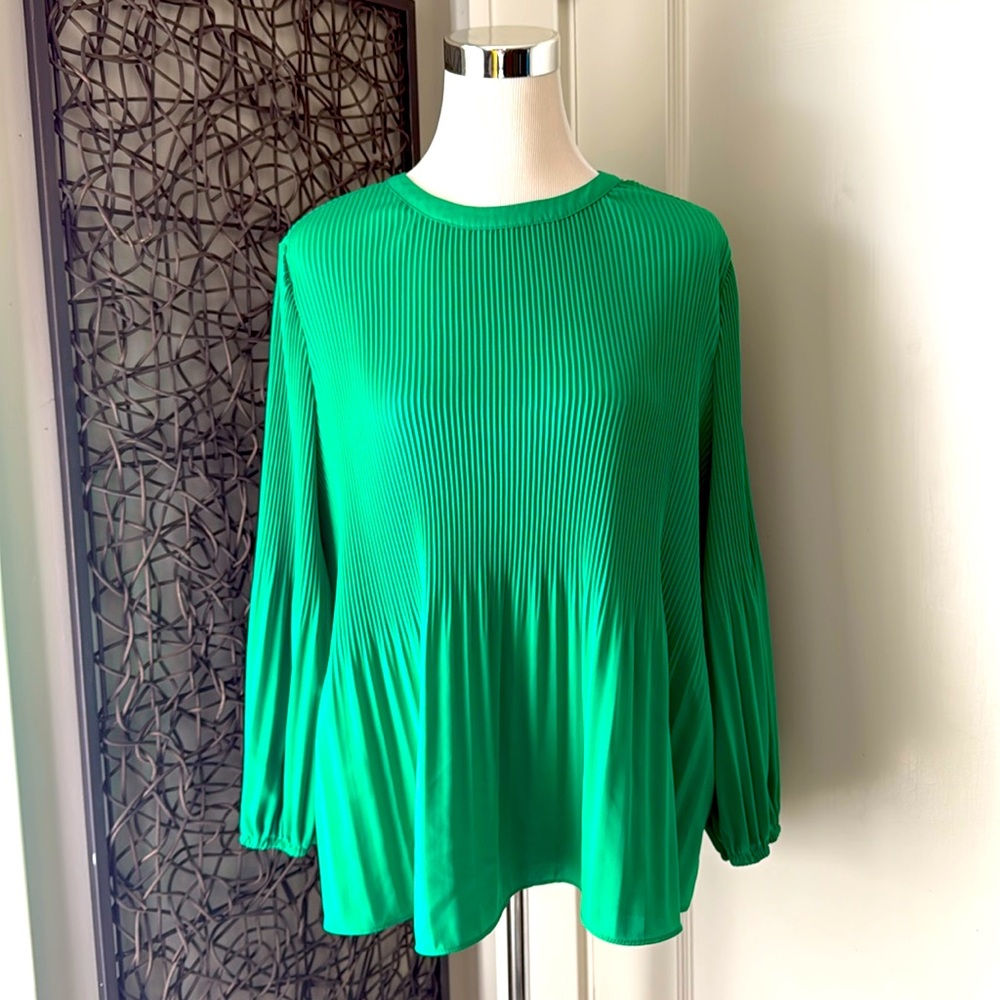 Beautiful green XL pleated top that hangs so nicely!